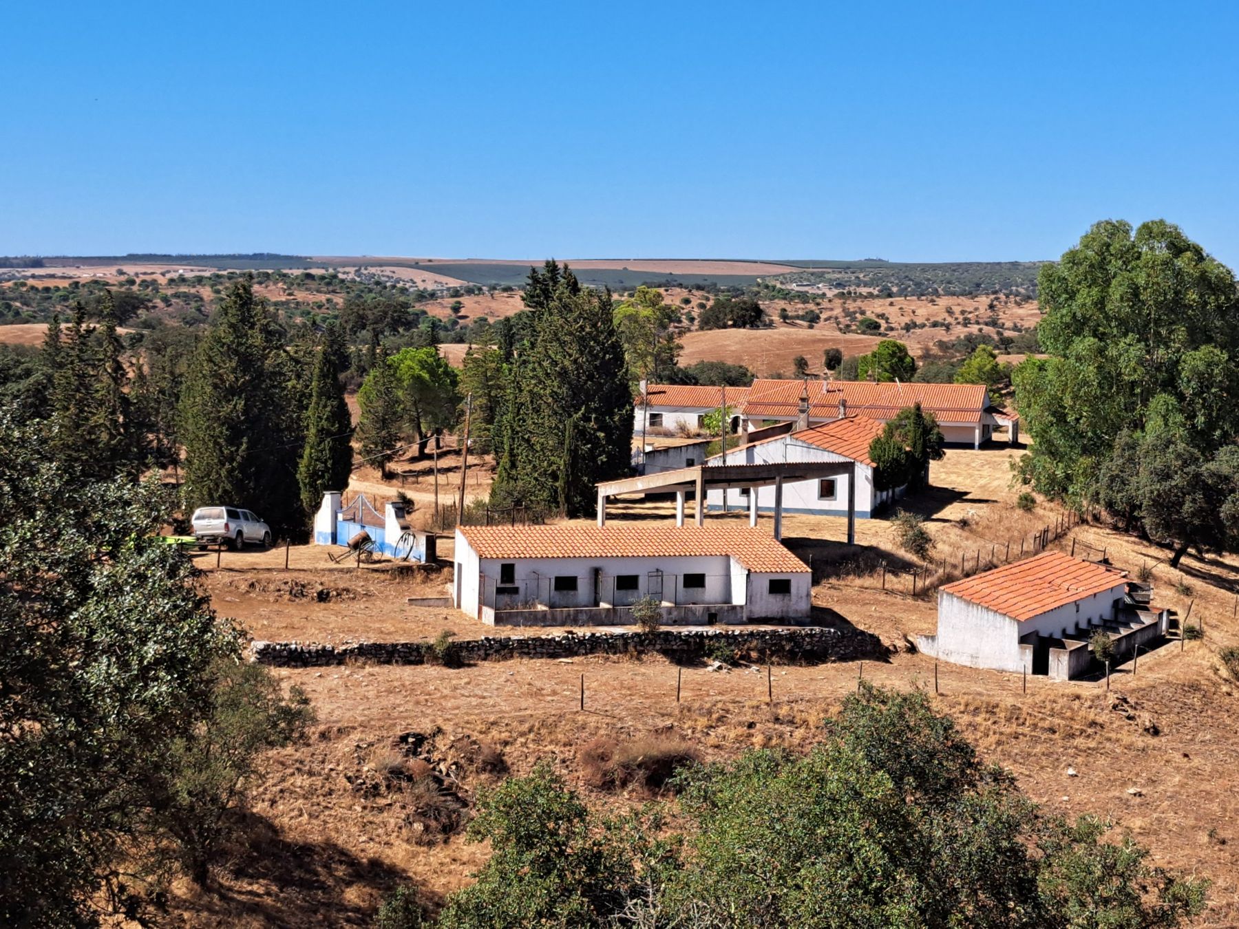 Núcleo edificado do monte, com casas caiadas e dependências agrícolas